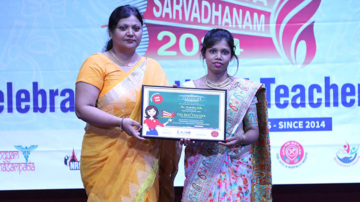 Celebrating Excellence: Ms. Santoshini Sahu Wins the Best Teachers Award at Vidhyaiva Sarvadhanam 2024!